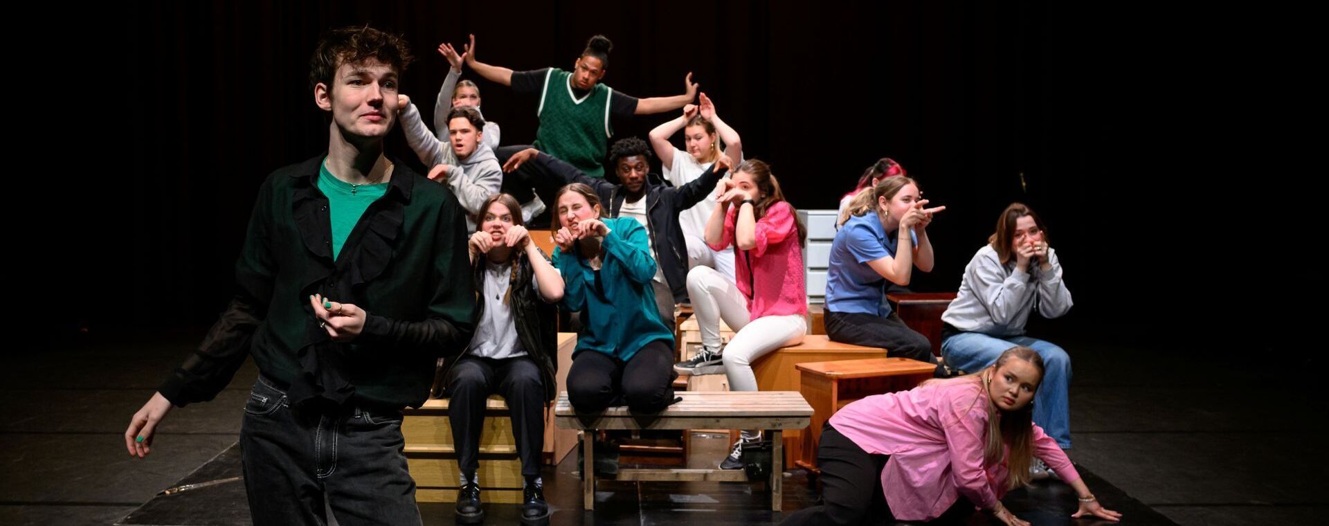 Studenten Theater repeteren op podium