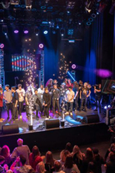 Muzikanten op een podium