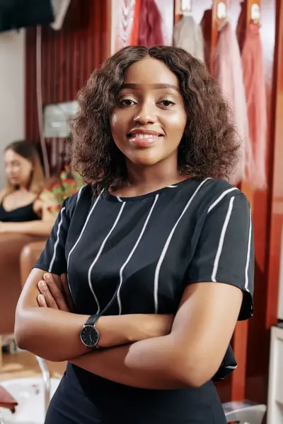 Kapster met klant in stoel op achtergrond