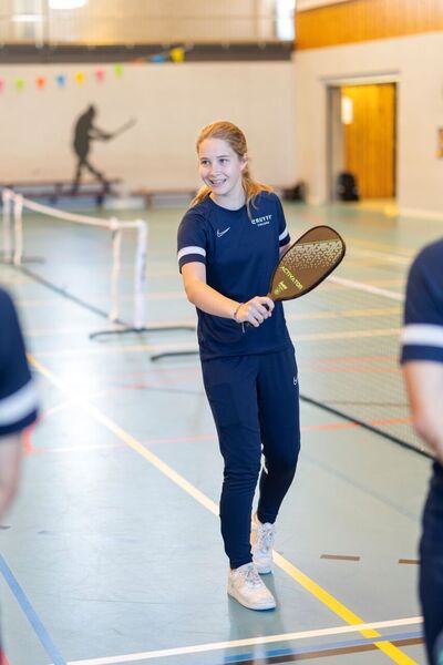 Studente demonstreert bat in gymzaal