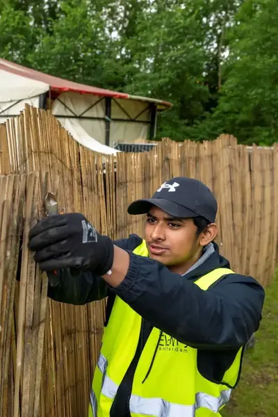 Student Event Hand werkt aan houten raster 