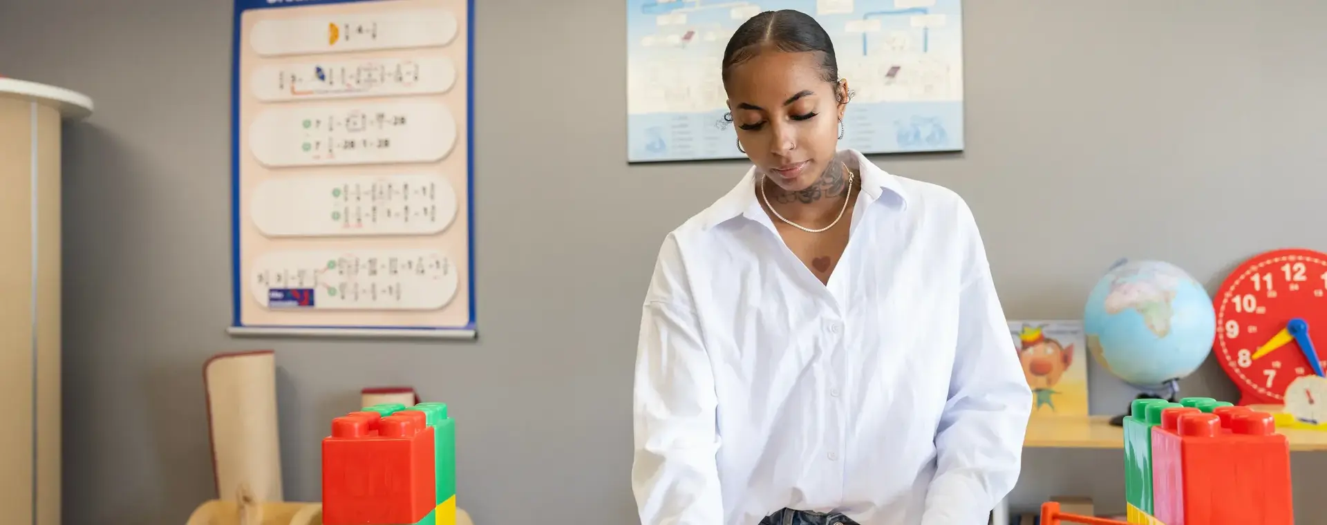 Student met educatief speelgoed en telraam op kinderopvang