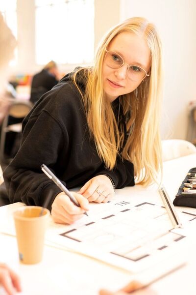 Student Jan des Bouvrie werkt aan interieurontwerp in klas