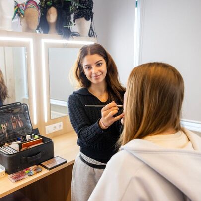 Student grimeert model in kleedkamer