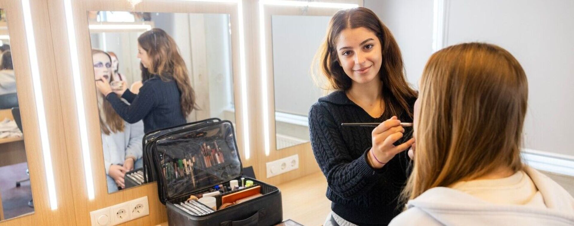 Student grimeert model in kleedkamer