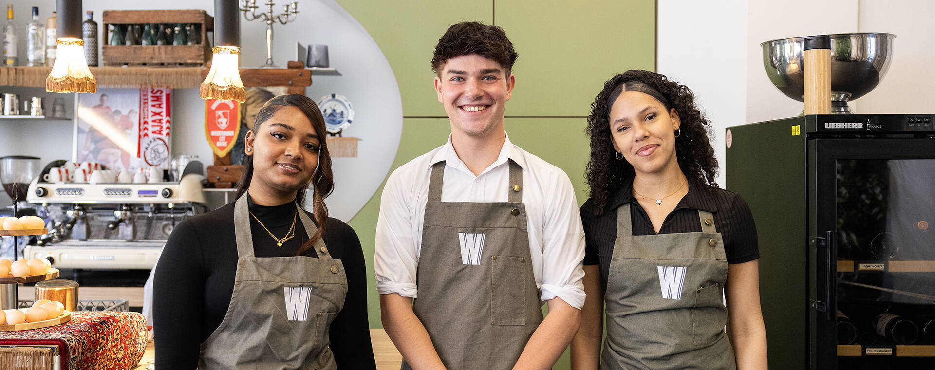 Daan van Maas plus twee studenten in Warmoes.