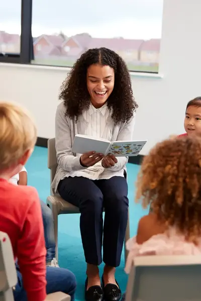 Student leest voor in klas met kleuters