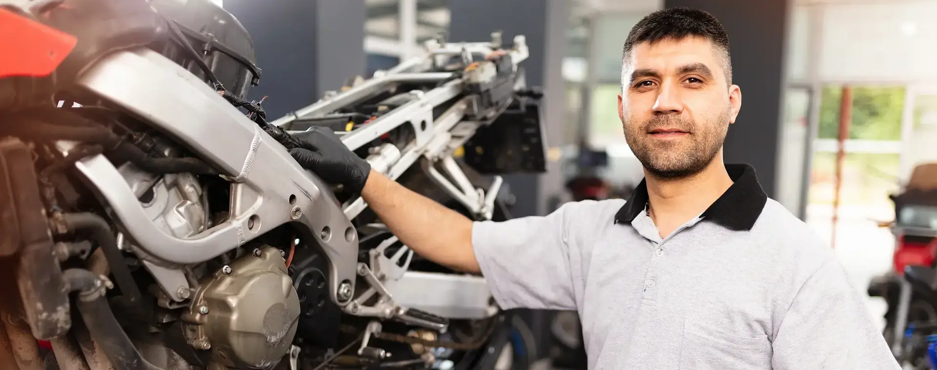 Motormonteur poseert naast motor