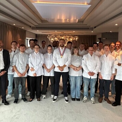 Joris Bijdendijk poseert met leerlingen van de sterklas