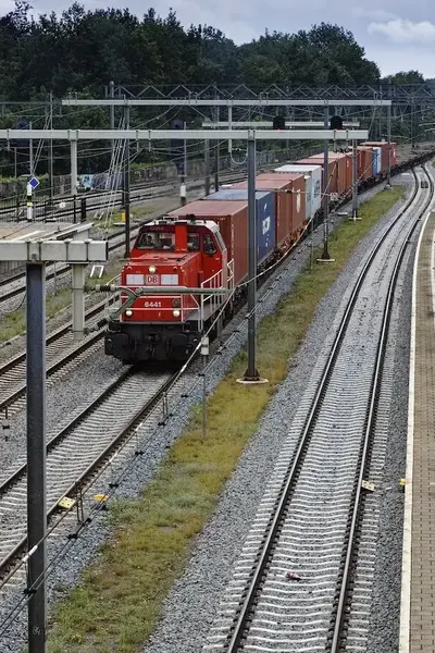 Trein rijdt station binnen