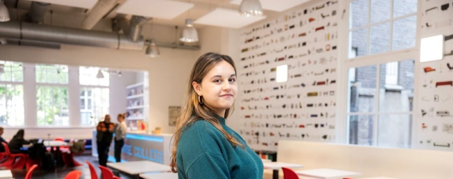 Student Interieuradviseur Ash in de klas op MBO College Zuid
