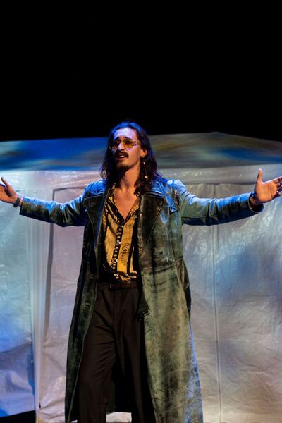 Student Theater acteert op het podium