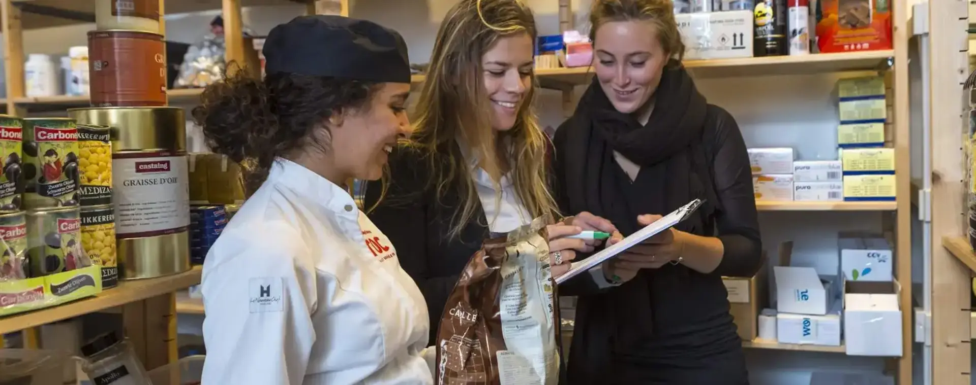 Drie studenten doen een inventarisatie in een voorraadkamer