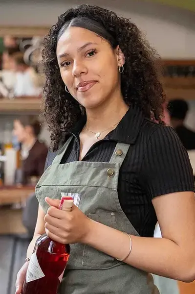 Manager verwelkomt gasten in het restaurant