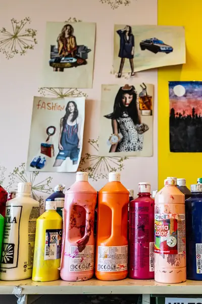 Plastic verfflessen voor een moodboard.