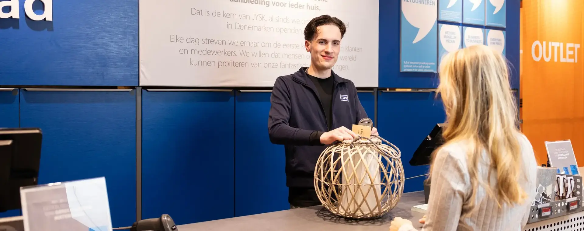 Verkoper rekent rieten lamp af met klant