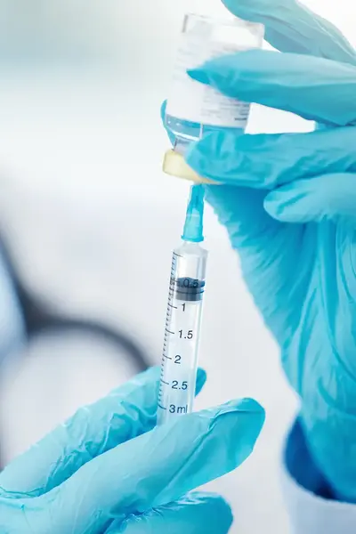 Verpleegster prepareert injectie