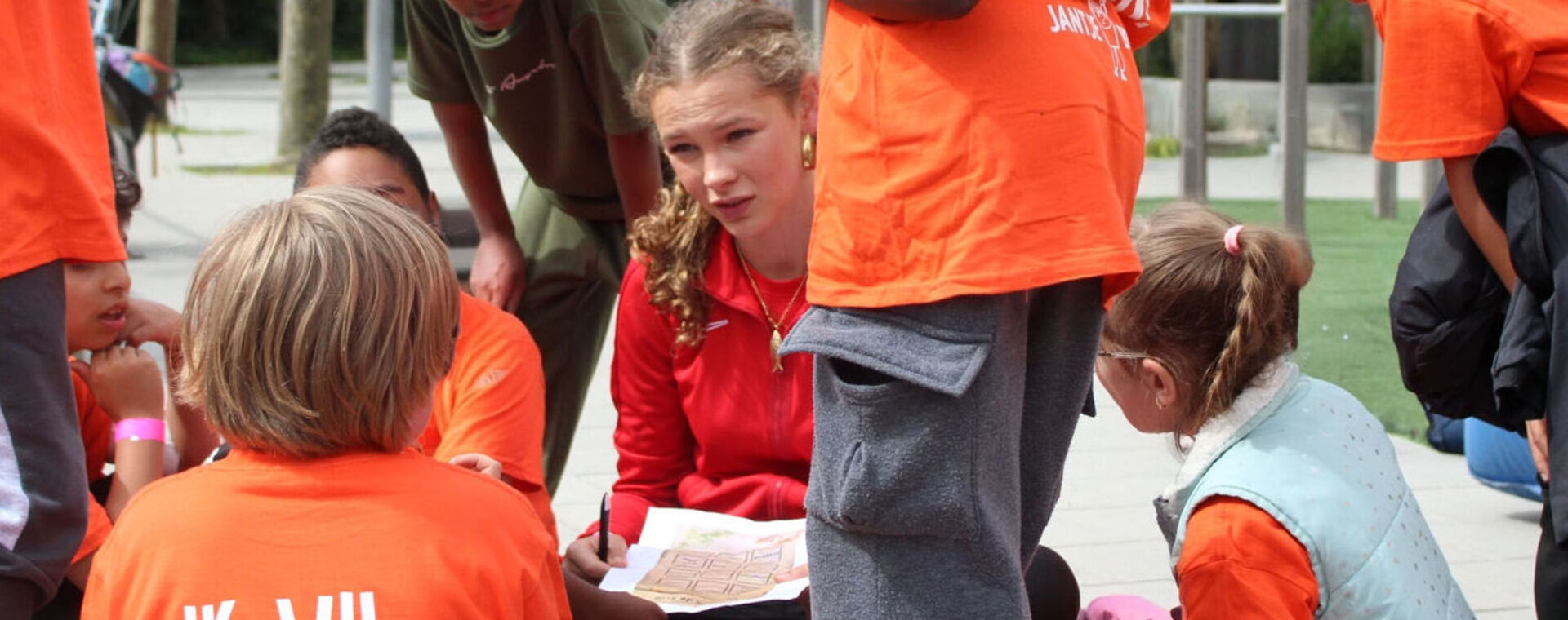 Beweegcoach Kinderen instrueert groepje kinderen