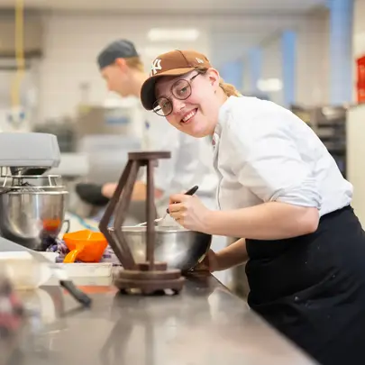 Student Patissier maakt sculptuur van chocola in keuken MBO College Centrum 