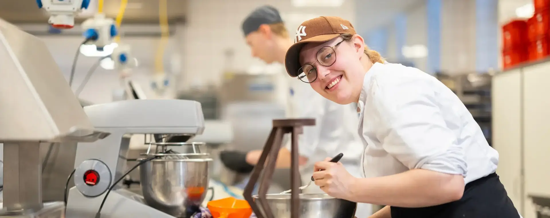 Student Patissier maakt sculptuur van chocola in keuken MBO College Centrum