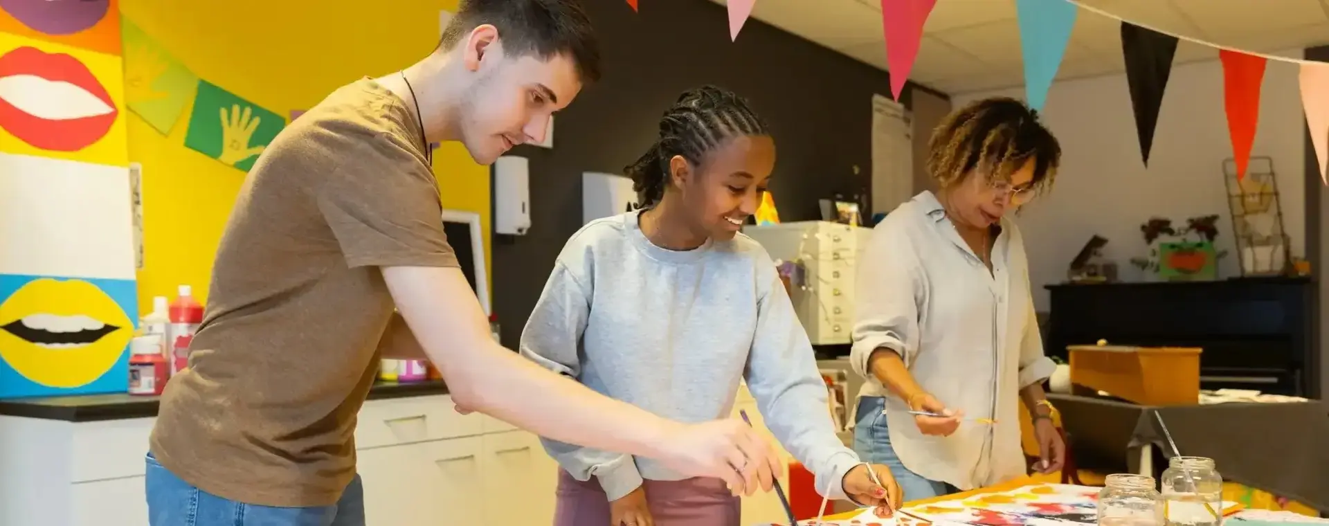 Vrouw en twee jongeren aan het verven