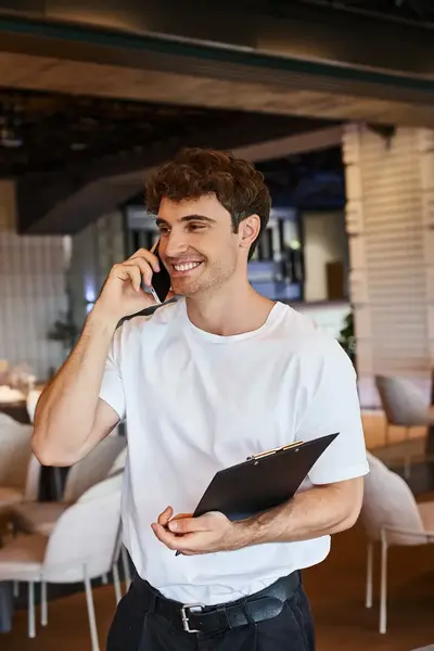 Medewerker bereidt evenement voor in een restaurant