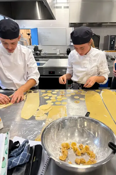 Koksstudenten maken deeg voor ravioli in keuken