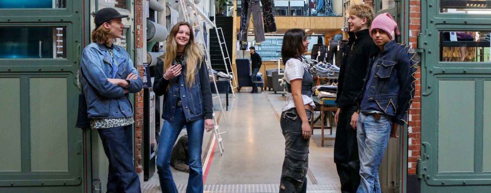 Groepsfoto studenten Jean School in Hannie Dankbaarpassage