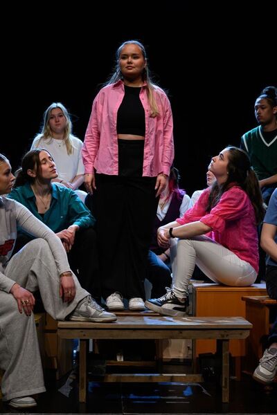 Studenten Theater repeteren op podium