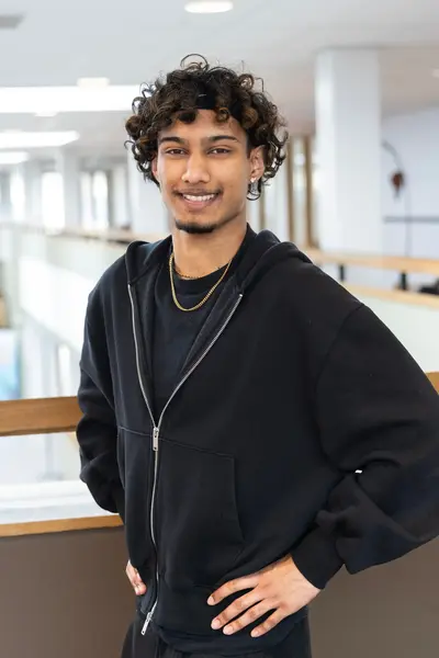 Close-up jongeman in een gebouw op een verdieping