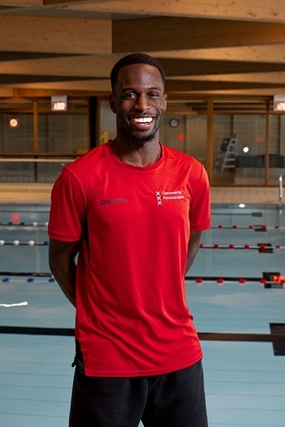 Zweminstructeur poseert zwembad in T-shirt Gemeente Amsterdam