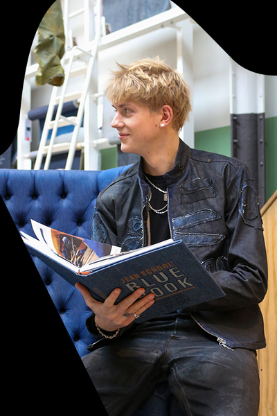 Student Jean School bladert door modeboek