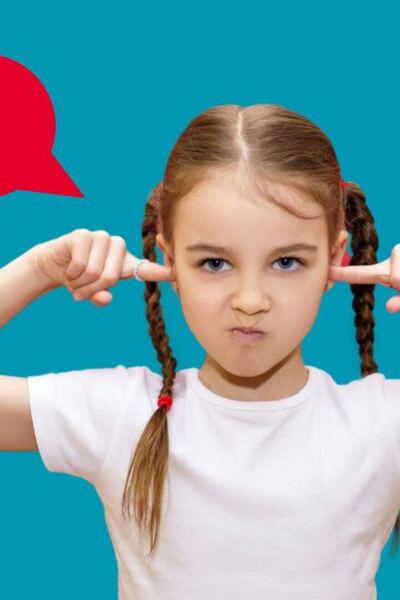 Meisje met vlechten steekt boos haar vingers in haar oor.