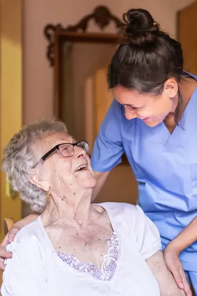 Student en oudere dame lachen samen