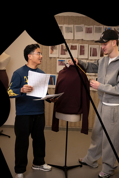 Student Fashion werken aan kleding op dummy