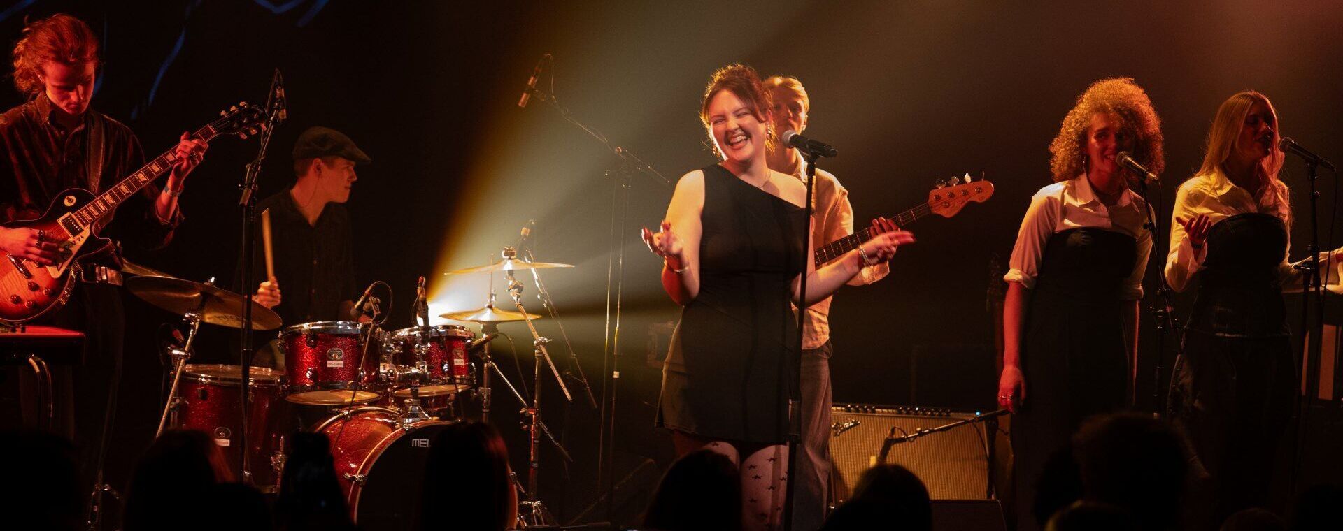 Studenten Muziek geven in bandformatie optreden op podium