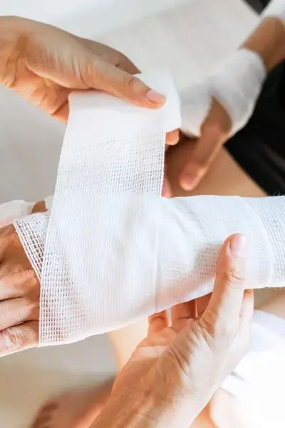 Hand die ingezwachteld wordt
