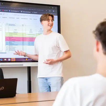 Beroepshavo-student Thijmen staat voor de klas