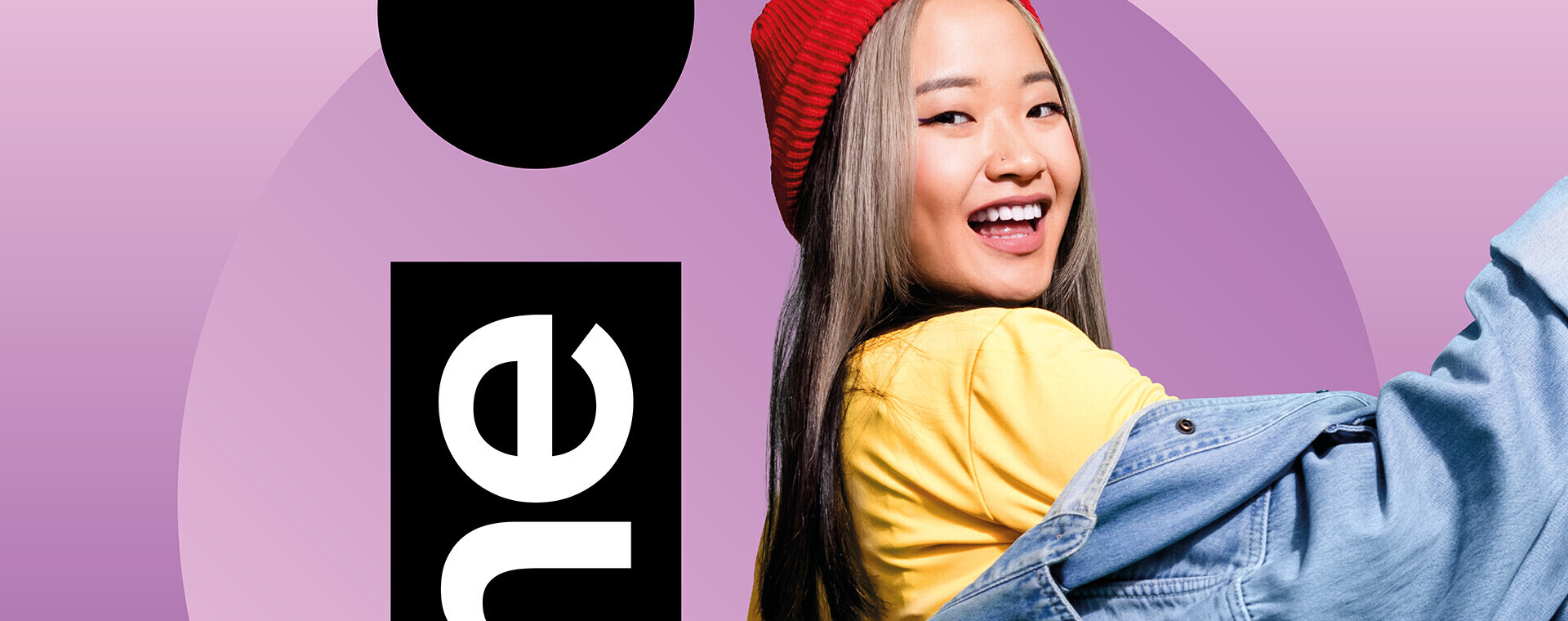 iZone-student poseert voor paarse achtergrond