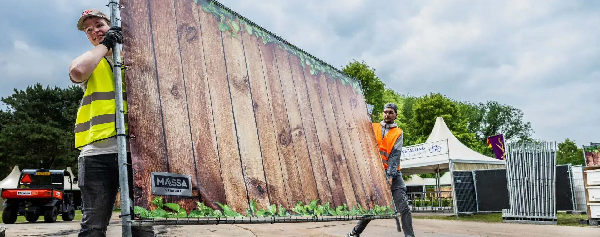 Studenten event hand sjouwen met hekwerk op festivalterrein
