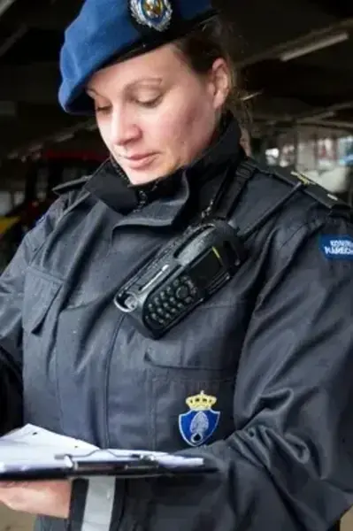 Lid van Koninklijke Marechaussee maakt aantekeningen
