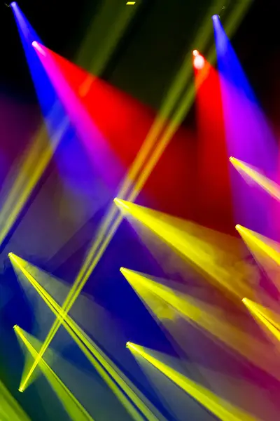 Plafond met gele lichtstralen. 