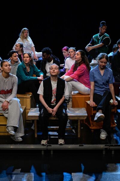 Studenten Theater repeteren op podium