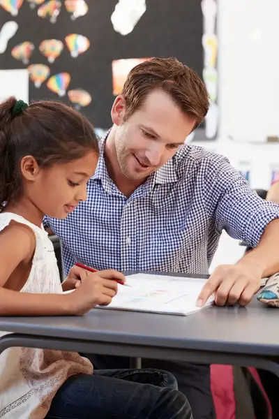 Meester in klas met basisschoolkinderen
