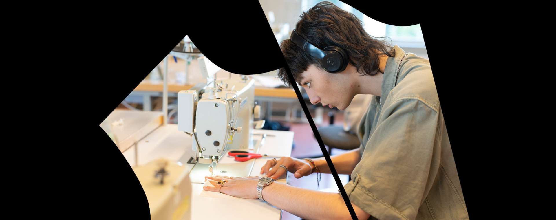 Student Fashion met koptelefoon pop achter naaimachine