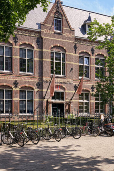 Het College Hotel in Amsterdam op een zonnige dag