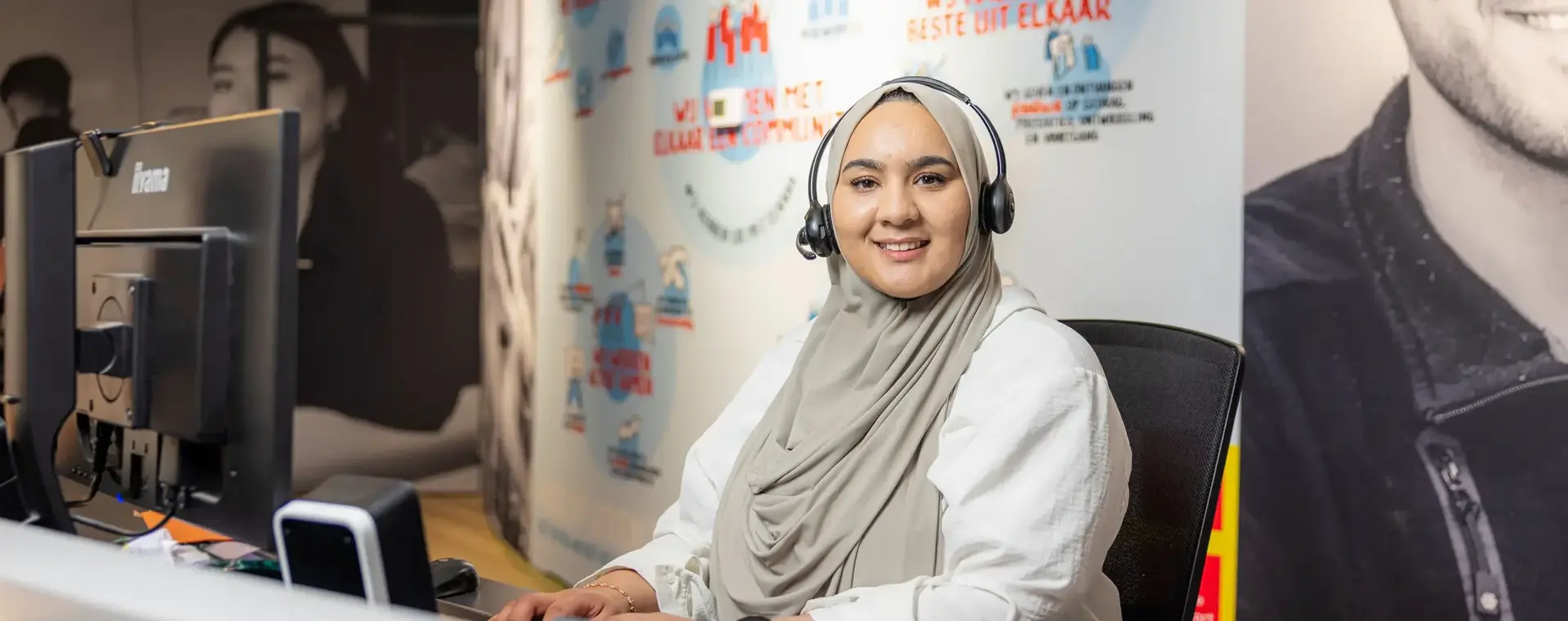 Receptioniste achter een balie met headset