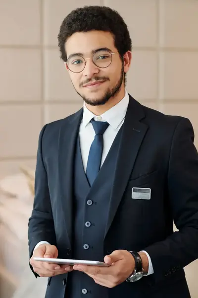 Gastheer in pak in chique hotelkamer