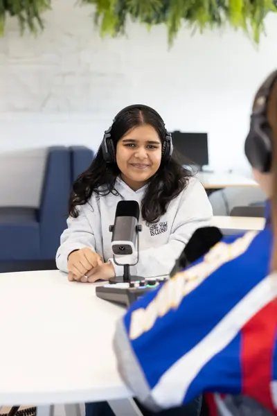 Twee studenten nemen een podcast op