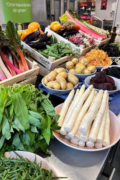 Veelkleurige groentes zoals asperges en rabarber